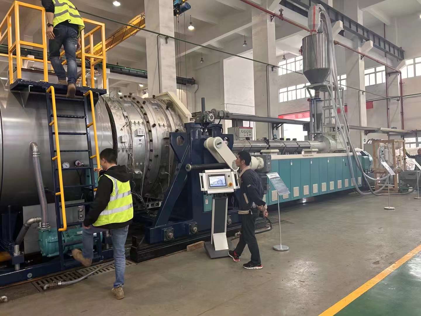 Fang Li analyseert het principe, de toepassing en de ontwikkeling van de productielijn voor pijpextrusie