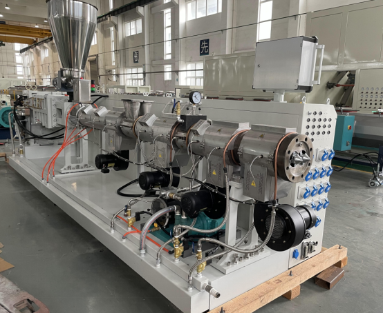 Dingen waaruit de extrusielijn van plastic buizen bestaat