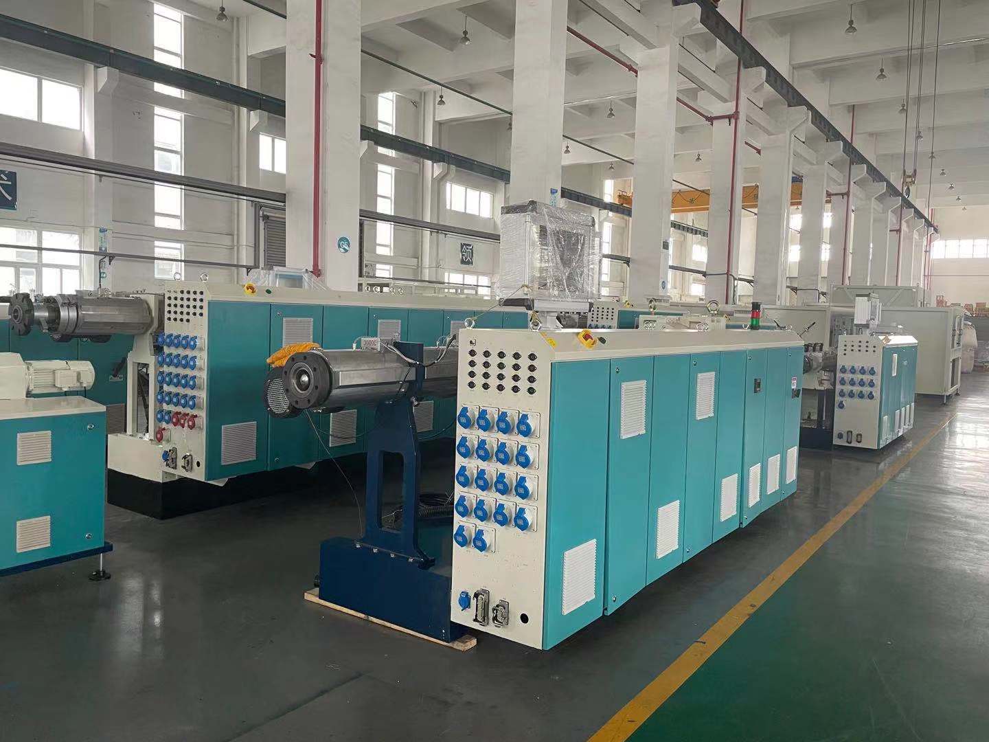 Waarom wordt bij de materiaalverwerking in sommige gevallen gekozen voor extruders met één schroef, terwijl in andere gevallen wordt gekozen voor extruders met dubbele schroef?